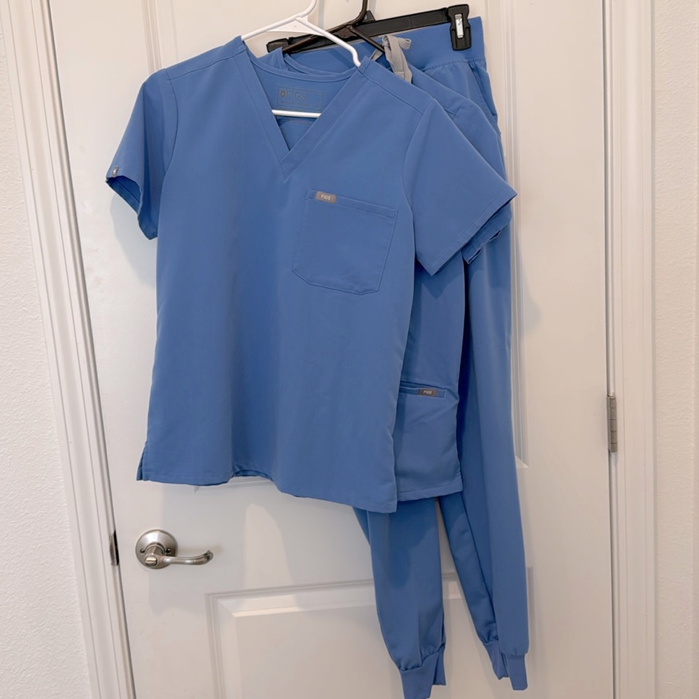 FIGS Women’s scrub set + extra top